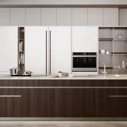 Cucina Moderna con isola Iconica 03 in Rovere Scuro Canneté e Bianco Perla di Veneta Cucine